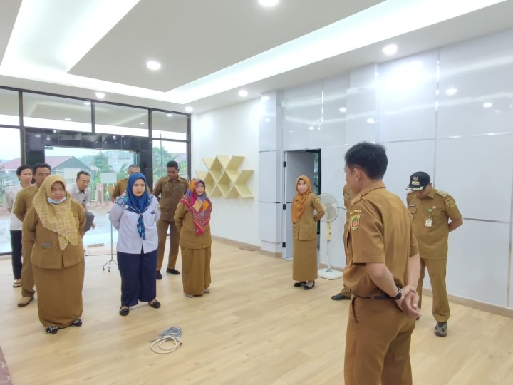 Giat, Senin 30 September 2024 Melaksanakan apel Senin pagi di kelurahan sempaja barat di pimpin oleh Seklur & Melakukan rapat koordinasi dengan Seklur dan seluruh Kasi kelurahan sempaja barat di pimpin Lurah.