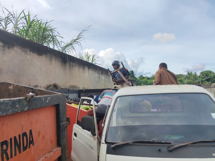 Giat sore, Senin 30 September 2024 Peninjauan Lokasi Penumpukan sampah di Jl KH Wahid Hasyim RT 04 sekaligus di bersihkan langsung dibuang ke Tempat Pembuangan Akhir di Jl AW Syahrani RT 02 dihadiri Kasi Tapem, Kasi Ekbang beserta staf dan RT 04.
