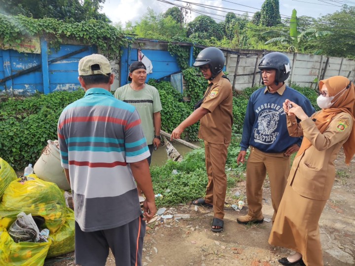 Giat sore, Senin 30 September 2024 Peninjauan Lokasi Penumpukan sampah di Jl KH Wahid Hasyim RT 04 sekaligus di bersihkan langsung dibuang ke Tempat Pembuangan Akhir di Jl AW Syahrani RT 02 dihadiri Kasi Tapem, Kasi Ekbang beserta staf dan RT 04.