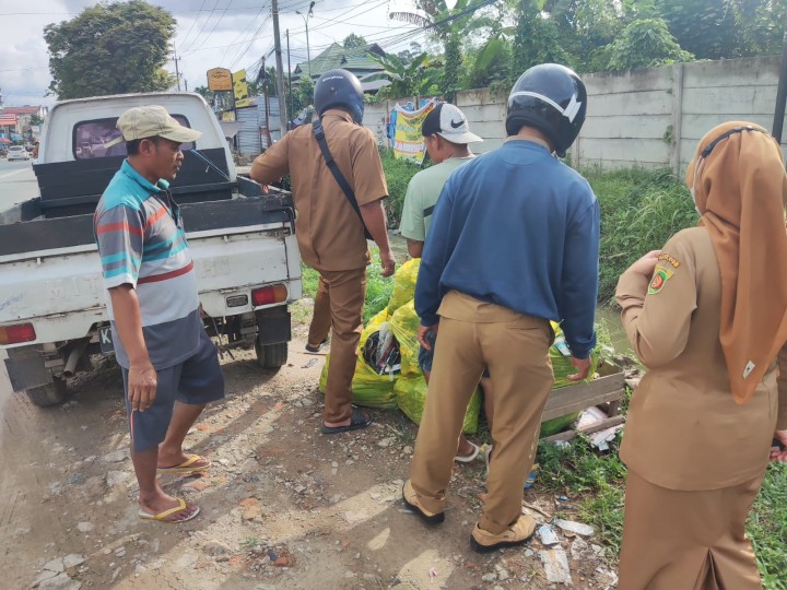 Giat sore, Senin 30 September 2024 Peninjauan Lokasi Penumpukan sampah di Jl KH Wahid Hasyim RT 04 sekaligus di bersihkan langsung dibuang ke Tempat Pembuangan Akhir di Jl AW Syahrani RT 02 dihadiri Kasi Tapem, Kasi Ekbang beserta staf dan RT 04.