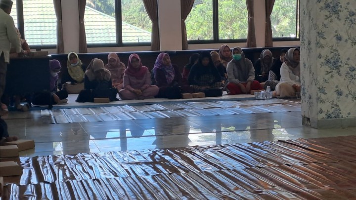 Giat, Jum'at 04 Oktober 2024 Menghadiri Undangan dalam Memperingati Maulid Nabi Muhammad SAW di Kecamatan Samarinda Utara di Aula kantor kecamatan Samarinda Utara dihadiri Lurah, Kasi Ekobang, Kasi Kesra beserta staf & Mengikuti Zoom Meeting tentang Sosialisasi Pendaftaran PPPK Tahun Anggaran 2024 di ikuti Seklur dan seluruh Non ASN kelurahan sempaja barat.