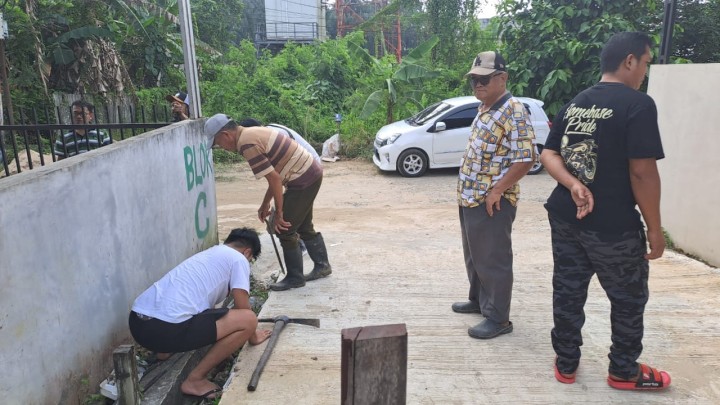 Giat Minggu, 6 Oktober 2024 Gotong Royong Kebersihan Lingkungan dan Drainase di 03, 07 dan RT 08 Kelurahan Sempaja Barat dihadiri Lurah dan Kasi Ekbang.