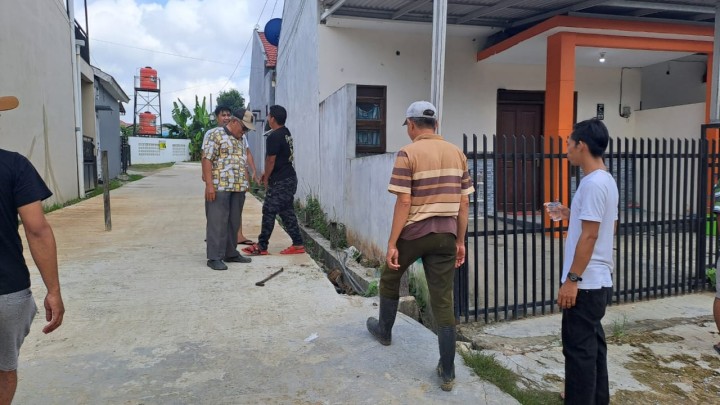 Giat Minggu, 6 Oktober 2024 Gotong Royong Kebersihan Lingkungan dan Drainase di 03, 07 dan RT 08 Kelurahan Sempaja Barat dihadiri Lurah dan Kasi Ekbang.