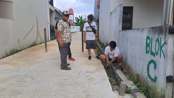 Giat Minggu, 6 Oktober 2024 Gotong Royong Kebersihan Lingkungan dan Drainase di 03, 07 dan RT 08 Kelurahan Sempaja Barat dihadiri Lurah dan Kasi Ekbang.