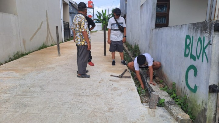 Giat Minggu, 6 Oktober 2024 Gotong Royong Kebersihan Lingkungan dan Drainase di 03, 07 dan RT 08 Kelurahan Sempaja Barat dihadiri Lurah dan Kasi Ekbang.