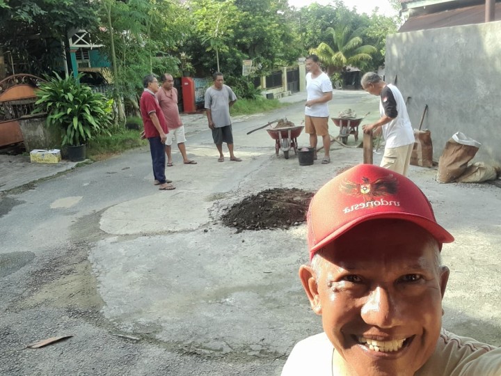 Giat Minggu, 6 Oktober 2024 Gotong Royong Kebersihan Lingkungan dan Drainase di 03, 07 dan RT 08 Kelurahan Sempaja Barat dihadiri Lurah dan Kasi Ekbang.