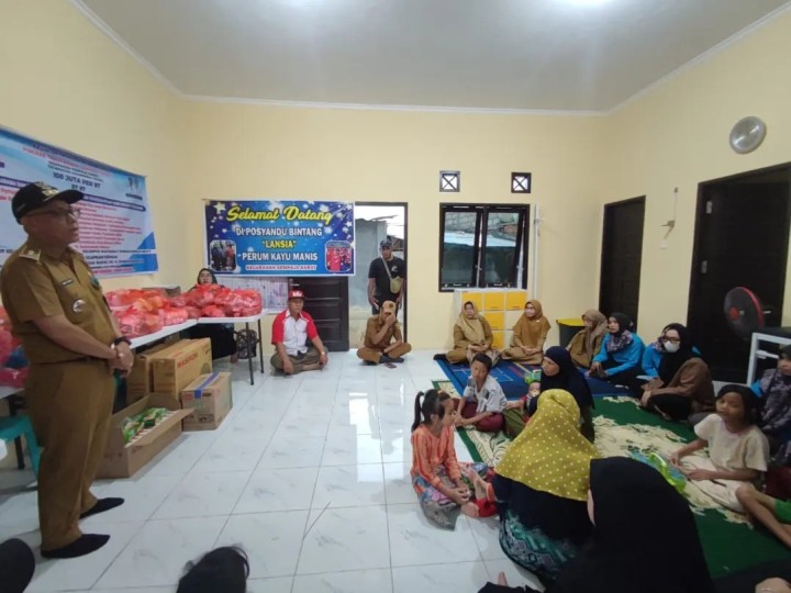 Giat siang, Senin 07 Oktober 2024 Penyerahan Bantuan pada kegiatan Probebaya bidang Pemberdayaan Tahun Anggaran 2024. Penyerahan Bantuan kepada Warga kurang mampu, Anak sekolah, Makanan tambahan Balita dan Lansia, Perlengkapan untuk Posyandu dan Tanaman Toga untuk Dasawisma RT di Perumahan Kayu Manis RT 07  dihadiri Lurah, Seklur, Kasi Ekbang, Kasi Kesra, Pendamping Probebaya Non Infrastruktur, Narasumber PKK kelurahan tentang Sosialisasi Dasawisma dan Ketua Pokmas beserta anggota dan Ketua RT.