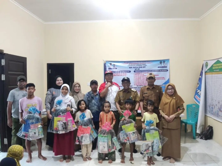 Giat siang, Senin 07 Oktober 2024 Penyerahan Bantuan pada kegiatan Probebaya bidang Pemberdayaan Tahun Anggaran 2024. Penyerahan Bantuan kepada Warga kurang mampu, Anak sekolah, Makanan tambahan Balita dan Lansia, Perlengkapan untuk Posyandu dan Tanaman Toga untuk Dasawisma RT di Perumahan Kayu Manis RT 07  dihadiri Lurah, Seklur, Kasi Ekbang, Kasi Kesra, Pendamping Probebaya Non Infrastruktur, Narasumber PKK kelurahan tentang Sosialisasi Dasawisma dan Ketua Pokmas beserta anggota dan Ketua RT.