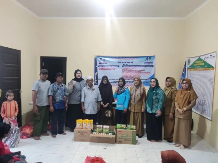 Giat siang, Senin 07 Oktober 2024 Penyerahan Bantuan pada kegiatan Probebaya bidang Pemberdayaan Tahun Anggaran 2024. Penyerahan Bantuan kepada Warga kurang mampu, Anak sekolah, Makanan tambahan Balita dan Lansia, Perlengkapan untuk Posyandu dan Tanaman Toga untuk Dasawisma RT di Perumahan Kayu Manis RT 07  dihadiri Lurah, Seklur, Kasi Ekbang, Kasi Kesra, Pendamping Probebaya Non Infrastruktur, Narasumber PKK kelurahan tentang Sosialisasi Dasawisma dan Ketua Pokmas beserta anggota dan Ketua RT.