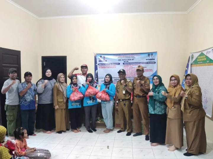Giat siang, Senin 07 Oktober 2024 Penyerahan Bantuan pada kegiatan Probebaya bidang Pemberdayaan Tahun Anggaran 2024. Penyerahan Bantuan kepada Warga kurang mampu, Anak sekolah, Makanan tambahan Balita dan Lansia, Perlengkapan untuk Posyandu dan Tanaman Toga untuk Dasawisma RT di Perumahan Kayu Manis RT 07  dihadiri Lurah, Seklur, Kasi Ekbang, Kasi Kesra, Pendamping Probebaya Non Infrastruktur, Narasumber PKK kelurahan tentang Sosialisasi Dasawisma dan Ketua Pokmas beserta anggota dan Ketua RT.