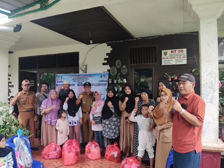 Giat sore, Senin 07 Oktober 2024 Penyerahan Bantuan kepada Warga kurang mampu, Anak sekolah, Makanan tambahan Balita, Perlengkapan untuk warga dan Tanaman Toga untuk Dasawisma RT di Perumahan Pinang Mas RT 06  dihadiri Lurah, Seklur, Kasi Ekbang, Pendamping Probebaya Non Infrastruktur dan Narasumber PKK kelurahan tentang Sosialisasi Dasawisma dan Ketua Pokmas beserta anggota dan Ketua RT.