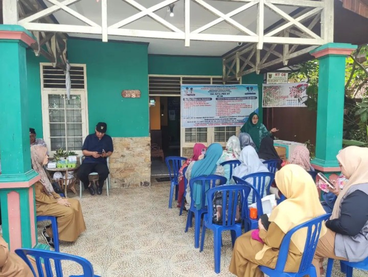 Giat, Selasa 08 Oktober 2024 Penyerahan Bantuan pada kegiatan Probebaya bidang Pemberdayaan Tahun Anggaran 2024 Penyerahan Bantuan warga tidak mampu, Perlengkapan untuk warga dan Tanaman Toga untuk Dasawisma RT di Perumahan Pinang Mas RT 08 dan RT 09 dihadiri Kasi Ekbang, staf Kesra, Pendamping Probebaya Infrastruktur dan Non Infrastruktur dan Narasumber PKK kelurahan tentang Sosialisasi Dasawisma dan Ketua Pokmas beserta anggota dan Ketua RT.