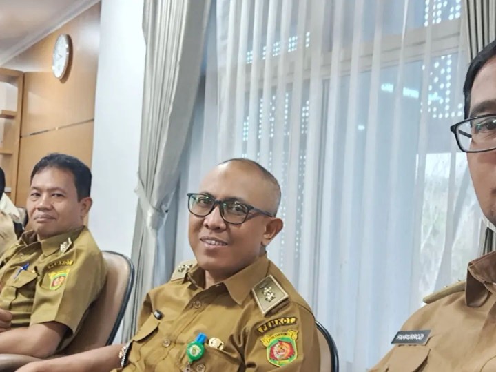 Giat, Selasa 08 Oktober 2024 Menghadiri Rapat Koordinasi Pelaksanaan Kelurahan dan Kecamatan Digital di Ruang Rapat Sembuyutan Lt 3 balaikota dihadiri Lurah, Menghadiri Rapat Verifikasi Validasi Jabatan Pelaksana dan Penyesuaian Peta Jabatan pada SIASN BKN di Swiss-Belhotel dihadiri Seklur, Mengikuti Zoom Meeting Rapat Tim Uji Kelayakan Lingkungan Hidup Kegiatan Pembahasan UKL UPL Rencana Usaha dan/atau kegiatan CV. Mitra Kreatif Mandiri diikuti Kasi Ekbang & Menghadiri Rapat Sosialisasi wadai berlapis manis di Ruang Rapat B Lt 2 Disdukcapil Samarinda dihadiri staf.