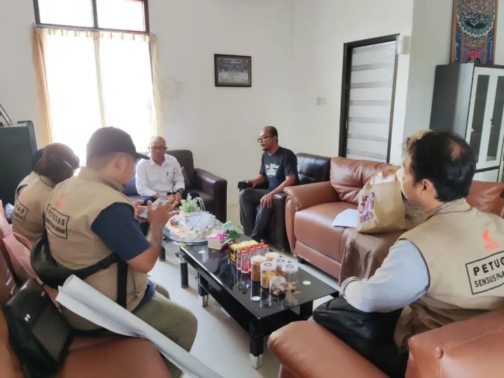 Giat, Rabu 09 Oktober 2024 Menghadiri Rapat Sosialisasi Peta Ketahanan dan Kerentanan Pangan (Food Security and Fulnerability Atlas/FSVA) di Aula Kecamatan Samarinda Utara dihadiri Staf Kesra dan Staf Ekobang & Menerima kunjungan Pajak Daerah Berkeadilan untuk Samarinda yang terdepan ayo bersama2 Sensus Pajak Daerah Kota Samarinda Tahun 2024 diterima oleh Lurah dan Kasi Tapem.