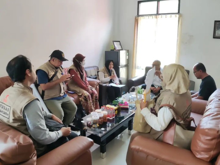 Giat, Rabu 09 Oktober 2024 Menghadiri Rapat Sosialisasi Peta Ketahanan dan Kerentanan Pangan (Food Security and Fulnerability Atlas/FSVA) di Aula Kecamatan Samarinda Utara dihadiri Staf Kesra dan Staf Ekobang & Menerima kunjungan Pajak Daerah Berkeadilan untuk Samarinda yang terdepan ayo bersama2 Sensus Pajak Daerah Kota Samarinda Tahun 2024 diterima oleh Lurah dan Kasi Tapem.