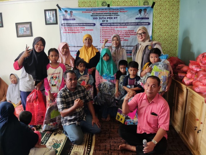 Giat, Rabu 09 Oktober 2024  Penyerahan Bantuan pada kegiatan Probebaya bidang Pemberdayaan Tahun Anggaran 2024 Penyerahan Bantuan kepada Warga kurang mampu dan Anak sekolah, Peralatan Posyandu Makanan tambahan dan Tanaman Toga di Jl KH Wahid Hasyim GG Sungai RT 11 dihadiri Kasi Kesra, Pendamping Probebaya Non Infrastruktur, Narasumber PKK, Ketua Pokmas beserta anggota dan Ketua RT & Penyerahan Bantuan kepada Warga kurang mampu dan Anak sekolah, Peralatan Posyandu Makanan tambahan dan Tanaman Toga di Jl KH Wahid Hasyim GG Unggul RT 10 dihadiri Kasi Kesra, Pendamping Probebaya Non Infrastruktur, Narasumber PKK, Ketua Pokmas beserta anggota dan Ketua RT.