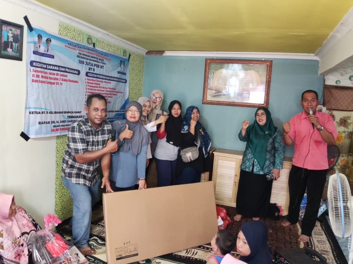 Giat, Rabu 09 Oktober 2024  Penyerahan Bantuan pada kegiatan Probebaya bidang Pemberdayaan Tahun Anggaran 2024 Penyerahan Bantuan kepada Warga kurang mampu dan Anak sekolah, Peralatan Posyandu Makanan tambahan dan Tanaman Toga di Jl KH Wahid Hasyim GG Sungai RT 11 dihadiri Kasi Kesra, Pendamping Probebaya Non Infrastruktur, Narasumber PKK, Ketua Pokmas beserta anggota dan Ketua RT & Penyerahan Bantuan kepada Warga kurang mampu dan Anak sekolah, Peralatan Posyandu Makanan tambahan dan Tanaman Toga di Jl KH Wahid Hasyim GG Unggul RT 10 dihadiri Kasi Kesra, Pendamping Probebaya Non Infrastruktur, Narasumber PKK, Ketua Pokmas beserta anggota dan Ketua RT.