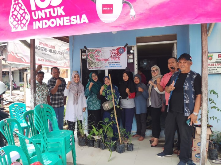 Giat, Rabu 09 Oktober 2024  Penyerahan Bantuan pada kegiatan Probebaya bidang Pemberdayaan Tahun Anggaran 2024 Penyerahan Bantuan kepada Warga kurang mampu dan Anak sekolah, Peralatan Posyandu Makanan tambahan dan Tanaman Toga di Jl KH Wahid Hasyim GG Sungai RT 11 dihadiri Kasi Kesra, Pendamping Probebaya Non Infrastruktur, Narasumber PKK, Ketua Pokmas beserta anggota dan Ketua RT & Penyerahan Bantuan kepada Warga kurang mampu dan Anak sekolah, Peralatan Posyandu Makanan tambahan dan Tanaman Toga di Jl KH Wahid Hasyim GG Unggul RT 10 dihadiri Kasi Kesra, Pendamping Probebaya Non Infrastruktur, Narasumber PKK, Ketua Pokmas beserta anggota dan Ketua RT.