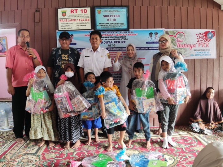 Giat, Rabu 09 Oktober 2024  Penyerahan Bantuan pada kegiatan Probebaya bidang Pemberdayaan Tahun Anggaran 2024 Penyerahan Bantuan kepada Warga kurang mampu dan Anak sekolah, Peralatan Posyandu Makanan tambahan dan Tanaman Toga di Jl KH Wahid Hasyim GG Sungai RT 11 dihadiri Kasi Kesra, Pendamping Probebaya Non Infrastruktur, Narasumber PKK, Ketua Pokmas beserta anggota dan Ketua RT & Penyerahan Bantuan kepada Warga kurang mampu dan Anak sekolah, Peralatan Posyandu Makanan tambahan dan Tanaman Toga di Jl KH Wahid Hasyim GG Unggul RT 10 dihadiri Kasi Kesra, Pendamping Probebaya Non Infrastruktur, Narasumber PKK, Ketua Pokmas beserta anggota dan Ketua RT.