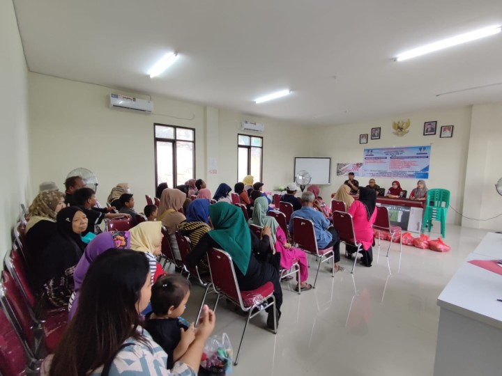 Giat sore, Kamis 10 Oktober 2024 Penyerahan Bantuan kepada Warga kurang mampu dan Anak sekolah, Peralatan Posyandu Makanan tambahan dan Tanaman Toga untuk warga RT 12 di Aula Kantor Kelurahan Sempaja Barat dihadiri Lurah,Kasi Ekbang, Kasi Kesra, Pendamping Probebaya Non Infrastruktur, Ketua Pokmas beserta anggota dan Ketua RT.