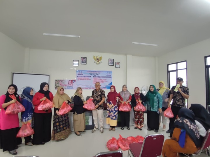 Giat sore, Kamis 10 Oktober 2024 Penyerahan Bantuan kepada Warga kurang mampu dan Anak sekolah, Peralatan Posyandu Makanan tambahan dan Tanaman Toga untuk warga RT 12 di Aula Kantor Kelurahan Sempaja Barat dihadiri Lurah,Kasi Ekbang, Kasi Kesra, Pendamping Probebaya Non Infrastruktur, Ketua Pokmas beserta anggota dan Ketua RT.
