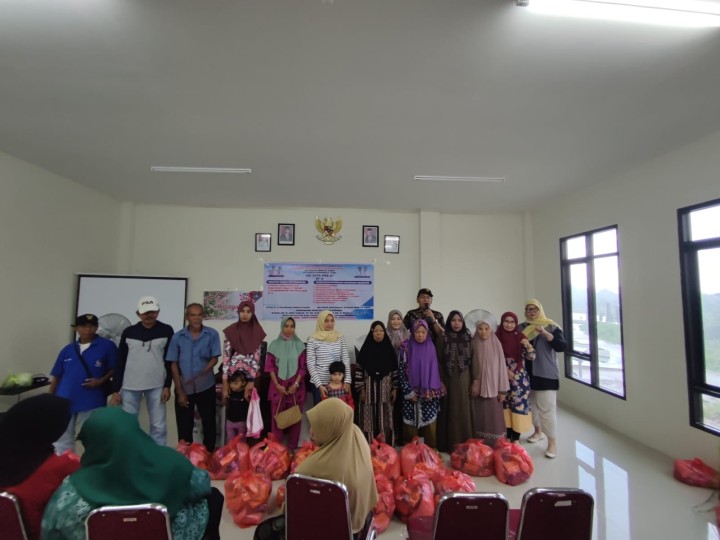 Giat sore, Kamis 10 Oktober 2024 Penyerahan Bantuan kepada Warga kurang mampu dan Anak sekolah, Peralatan Posyandu Makanan tambahan dan Tanaman Toga untuk warga RT 12 di Aula Kantor Kelurahan Sempaja Barat dihadiri Lurah,Kasi Ekbang, Kasi Kesra, Pendamping Probebaya Non Infrastruktur, Ketua Pokmas beserta anggota dan Ketua RT.