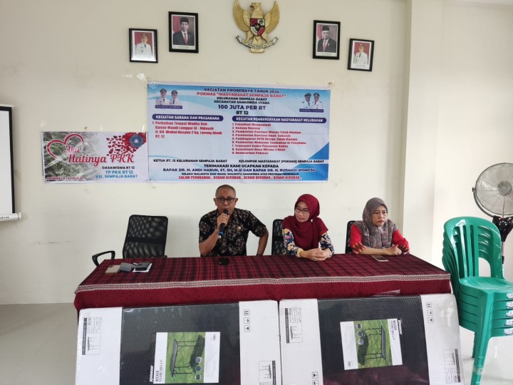 Giat sore, Kamis 10 Oktober 2024 Penyerahan Bantuan kepada Warga kurang mampu dan Anak sekolah, Peralatan Posyandu Makanan tambahan dan Tanaman Toga untuk warga RT 12 di Aula Kantor Kelurahan Sempaja Barat dihadiri Lurah,Kasi Ekbang, Kasi Kesra, Pendamping Probebaya Non Infrastruktur, Ketua Pokmas beserta anggota dan Ketua RT.