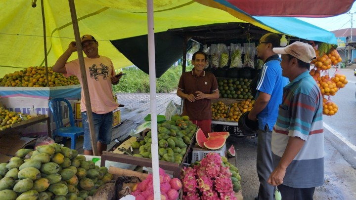 Giat, Jum'at 11Oktober 2024 Sosialisasi pedagang buah di trotoar jln wahid Hasyim dipimpin Kasi Tapem beserta staf.