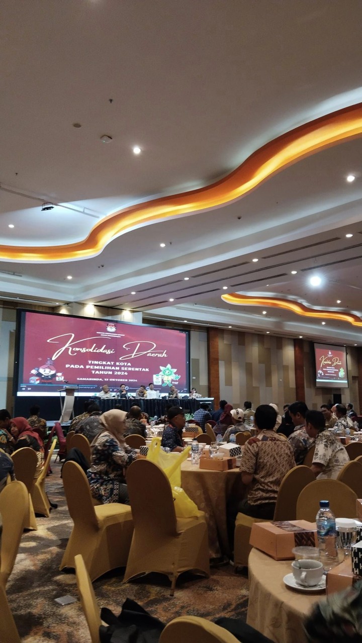 Giat siang, Minggu 13 Oktober 2024 Menghadiri Rapat Konsolidasi Daerah Tingkat Kota pada Pemilihan Kepala Daerah Tahun 2024 di Kota Samarinda di Hotel Harris Samarinda dihadiri Sekretariat beserta anggota dan Ketua PPS beserta anggota.