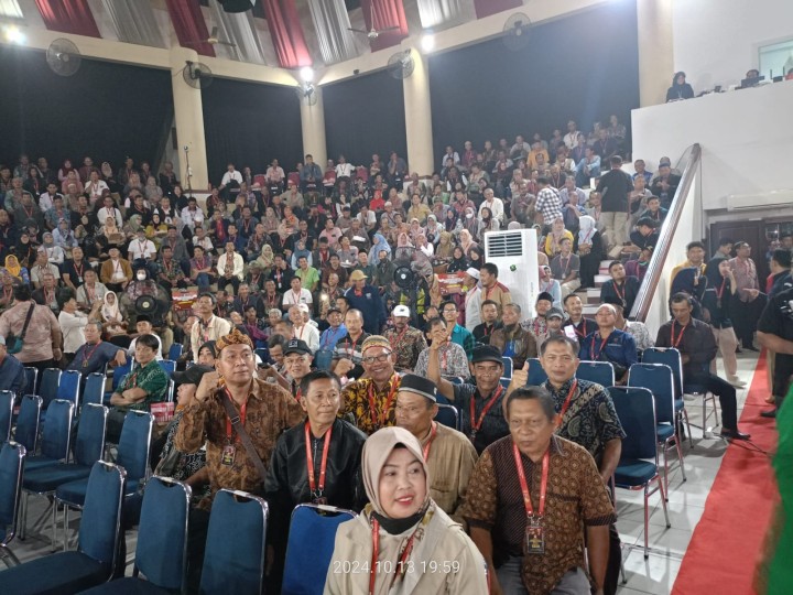 Giat malam, Minggu 13 Oktober 2024 Menghadiri Rapat Konsolidasi Daerah Tingkat Kota pada Pemilihan Kepala Daerah Tahun 2024 di Kota Samarinda di GOR 17 Agustus Samarinda dihadiri Ketua RT se-kelurahan sempaja barat, Sekretariat beserta anggota dan Ketua PPS beserta anggota.