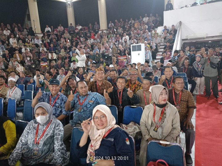 Giat malam, Minggu 13 Oktober 2024 Menghadiri Rapat Konsolidasi Daerah Tingkat Kota pada Pemilihan Kepala Daerah Tahun 2024 di Kota Samarinda di GOR 17 Agustus Samarinda dihadiri Ketua RT se-kelurahan sempaja barat, Sekretariat beserta anggota dan Ketua PPS beserta anggota.