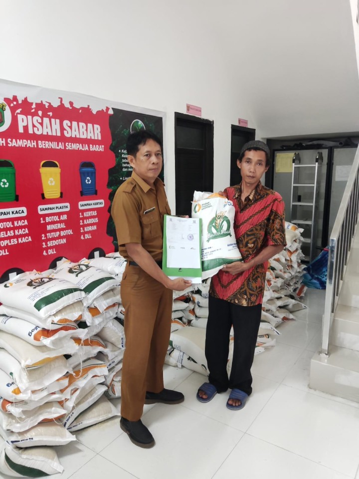 Giat, Senin 14 Oktober 2024 Melaksanakan apel Senin pagi di pimpin oleh Seklur, Serah terima Kedatangan beras CPP Tahap 2 dari dinas ketahanan pangan Kota Samarinda diterima oleh Seklur, Menghadiri Rapat Evaluasi Hasil Input Realisasi Triwulanan 3 Tahun 2024 di Ruang Rapat BAPERRIDA Kota Samarinda Lt 2 dihadiri Kasi Ekbang dan Kasi Kesra, Menghadiri Rapat Pelatihan Admin Kelurahan dan Kecamatan Digital di Ruang Rapat Diskominfo kota Samarinda dihadiri staf, Menerima Kunjungan Tim Monitoring Penyaluran Beras CPP dari Dinas KETAPANGTANI Kota Samarinda di sambut oleh Lurah  & Melaksanakan Rapat Koordinasi dengan Seklur dan Seluruh Kasi pada kelurahan sempaja barat dipimpin Lurah.