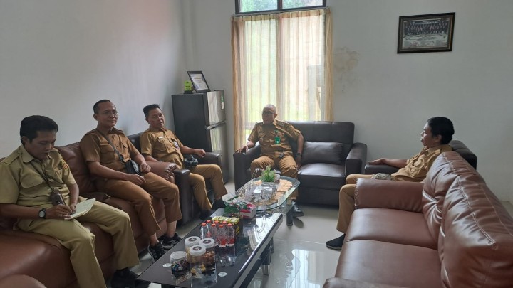Giat, Senin 14 Oktober 2024 Melaksanakan apel Senin pagi di pimpin oleh Seklur, Serah terima Kedatangan beras CPP Tahap 2 dari dinas ketahanan pangan Kota Samarinda diterima oleh Seklur, Menghadiri Rapat Evaluasi Hasil Input Realisasi Triwulanan 3 Tahun 2024 di Ruang Rapat BAPERRIDA Kota Samarinda Lt 2 dihadiri Kasi Ekbang dan Kasi Kesra, Menghadiri Rapat Pelatihan Admin Kelurahan dan Kecamatan Digital di Ruang Rapat Diskominfo kota Samarinda dihadiri staf, Menerima Kunjungan Tim Monitoring Penyaluran Beras CPP dari Dinas KETAPANGTANI Kota Samarinda di sambut oleh Lurah  & Melaksanakan Rapat Koordinasi dengan Seklur dan Seluruh Kasi pada kelurahan sempaja barat dipimpin Lurah.