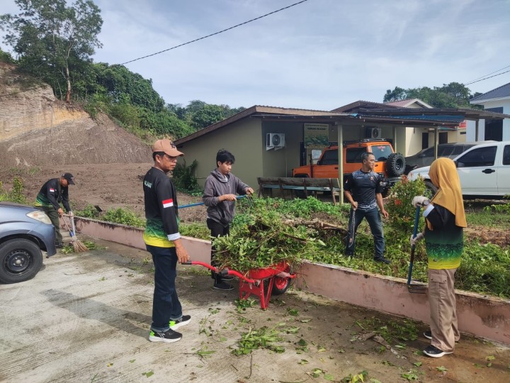 Giat, Jum'at 18 Oktober 2024 Mengikuti Zoom Meeting tentang Sosialisasi Anugerah ASN dan Non ASN Tahun 2024 ikuti Seklur, Menghadiri undangan silahturahmi FKDM Tahun 2024 dan Sosialisasi pembahasan bersama Kapolsek dan Danramil Samarinda Utara di Aula Kecamatan Samarinda Utara dihadiri Lurah & Melaksanakan kerja bakti dilingkungan kelurahan sempaja barat diikuti seluruh staf kelurahan sempaja barat.