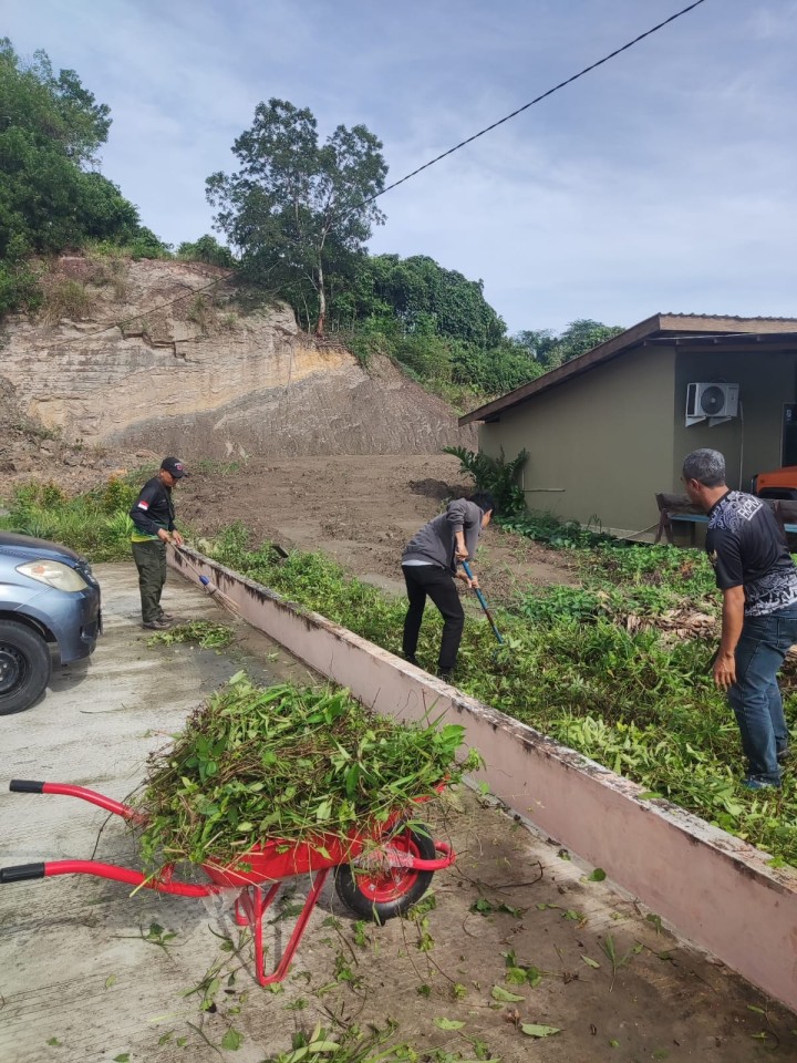 Giat, Jum'at 18 Oktober 2024 Mengikuti Zoom Meeting tentang Sosialisasi Anugerah ASN dan Non ASN Tahun 2024 ikuti Seklur, Menghadiri undangan silahturahmi FKDM Tahun 2024 dan Sosialisasi pembahasan bersama Kapolsek dan Danramil Samarinda Utara di Aula Kecamatan Samarinda Utara dihadiri Lurah & Melaksanakan kerja bakti dilingkungan kelurahan sempaja barat diikuti seluruh staf kelurahan sempaja barat.