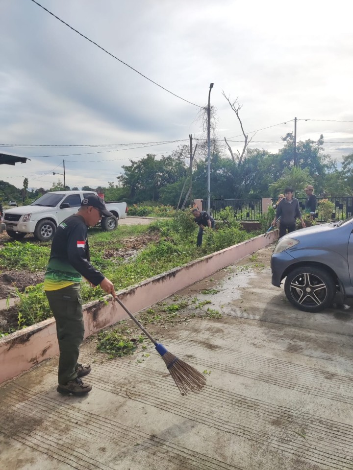 Giat, Jum'at 18 Oktober 2024 Mengikuti Zoom Meeting tentang Sosialisasi Anugerah ASN dan Non ASN Tahun 2024 ikuti Seklur, Menghadiri undangan silahturahmi FKDM Tahun 2024 dan Sosialisasi pembahasan bersama Kapolsek dan Danramil Samarinda Utara di Aula Kecamatan Samarinda Utara dihadiri Lurah & Melaksanakan kerja bakti dilingkungan kelurahan sempaja barat diikuti seluruh staf kelurahan sempaja barat.