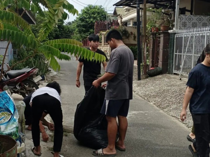 Giat Minggu, 20 Oktober 2024 Gotong Royong Kebersihan Lingkungan di 06, 07 dan RT 12 Kelurahan Sempaja Barat dihadiri Kasi Ekbang dan Kasi Kesra, Ketua RT dan seluruh warga di lingkungan RT.