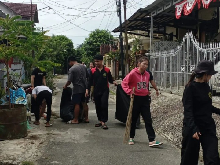 Giat Minggu, 20 Oktober 2024 Gotong Royong Kebersihan Lingkungan di 06, 07 dan RT 12 Kelurahan Sempaja Barat dihadiri Kasi Ekbang dan Kasi Kesra, Ketua RT dan seluruh warga di lingkungan RT.