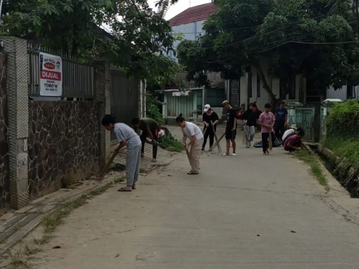 Giat Minggu, 20 Oktober 2024 Gotong Royong Kebersihan Lingkungan di 06, 07 dan RT 12 Kelurahan Sempaja Barat dihadiri Kasi Ekbang dan Kasi Kesra, Ketua RT dan seluruh warga di lingkungan RT.