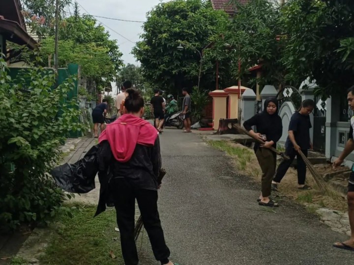 Giat Minggu, 20 Oktober 2024 Gotong Royong Kebersihan Lingkungan di 06, 07 dan RT 12 Kelurahan Sempaja Barat dihadiri Kasi Ekbang dan Kasi Kesra, Ketua RT dan seluruh warga di lingkungan RT.