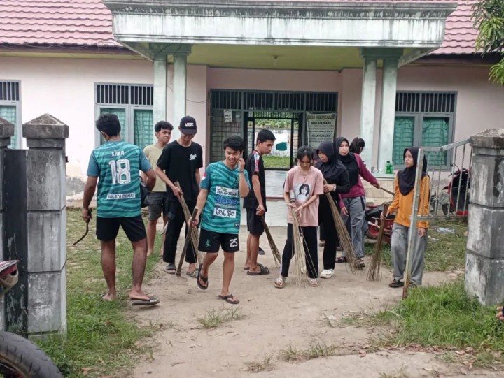 Giat Minggu, 20 Oktober 2024 Gotong Royong Kebersihan Lingkungan di 06, 07 dan RT 12 Kelurahan Sempaja Barat dihadiri Kasi Ekbang dan Kasi Kesra, Ketua RT dan seluruh warga di lingkungan RT.