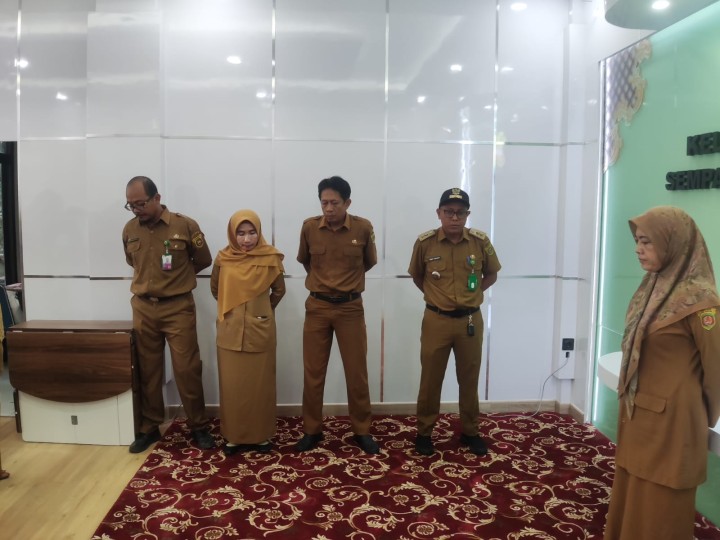 Giat, Senin 21 Oktober 2024 Melaksanakan apel Senin pagi pada kelurahan sempaja barat di pimpin Kasi Kesra.
