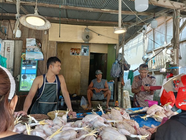 Giat, Jum'at 25 Oktober 2024  Peninjauan Lokasi Indentifikasi RPU/TPU/Kios Daging Sapi/Ayam Penggilingan Pentol/Olahan lainnya di wilayah kelurahan sempaja barat di tinjau kelapangan oleh Kasi Ekbang beserta staf dan Ketua RT 04. & Menghadiri Acara sidang pengadilan negeri samarinda dgn agenda peninjauan fisik lahan dan bangunan yg di Sengketa yg beralamat di Jl. KH. Wahid Hasyim 2 GG. Sungai RT. 11 dihadiri Kasi Tapem beserta staf dan Ketua RT 11.