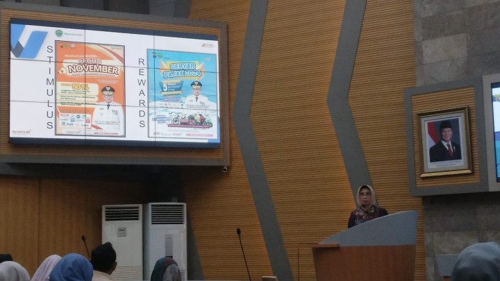 Giat, Jum'at 01 November 2024 Melaksanakan Senam Pagi di Kelurahan Sempaja Barat diikuti Seluruh Staf Kelurahan, Ibu PKK dan Ibu Dasawisma RT, Menghadiri Rapat Koordinasi Peningkatan Pajak Daerah Pemerintah Kota Samarinda dan Pemerintah Provinsi Kalimantan Timur di Ruang Rapat Mangkupelas Lt 2 dihadiri Kasi Tapem & Mengikuti Zoom Meeting Sharing Session ASN Kota Samarinda "Mengatasi Mental Block dengan Resource Therapy" diikuti oleh Seklur.