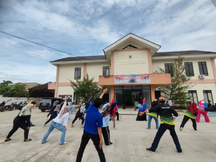 Giat, Jum'at 01 November 2024 Melaksanakan Senam Pagi di Kelurahan Sempaja Barat diikuti Seluruh Staf Kelurahan, Ibu PKK dan Ibu Dasawisma RT, Menghadiri Rapat Koordinasi Peningkatan Pajak Daerah Pemerintah Kota Samarinda dan Pemerintah Provinsi Kalimantan Timur di Ruang Rapat Mangkupelas Lt 2 dihadiri Kasi Tapem & Mengikuti Zoom Meeting Sharing Session ASN Kota Samarinda "Mengatasi Mental Block dengan Resource Therapy" diikuti oleh Seklur.