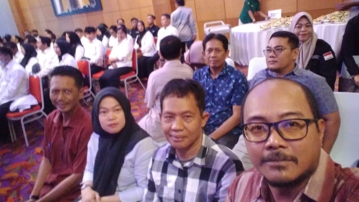 Giat, Minggu 03 November 2024 Menghadiri Pelantikan Pengawas TPS (PTPS) se-Kecamatan Samarinda Utara untuk Pemilihan Gubernur dan Wakil Gubernur, Walikota dan Wakil Walikota Tahun 2024 di Hotel Puri Senyiur Samarinda dihadiri Seklur dan Kasi Tapem.