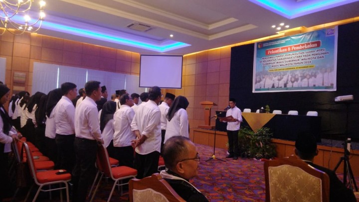 Giat, Minggu 03 November 2024 Menghadiri Pelantikan Pengawas TPS (PTPS) se-Kecamatan Samarinda Utara untuk Pemilihan Gubernur dan Wakil Gubernur, Walikota dan Wakil Walikota Tahun 2024 di Hotel Puri Senyiur Samarinda dihadiri Seklur dan Kasi Tapem.
