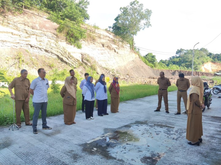 Giat, Senin 04 November 2024 Melaksanakan apel Senin pagi di kelurahan sempaja barat di pimpin oleh Kasi Ekobang, Menghadiri Rapat Pengendalian Program (Radalgram) DPPKB Kota Samarinda di Hotel Puri Senyiur Kota Samarinda di hadiri Lurah,  Menghadiri Rapat Koordinasi KLA (Kota Layak Anak) Tahun 2024/2025 di Ruang Rapat Mangkupelas dihadiri Kasi Kesra & Peninjauan Lapangan Mediasi bidang Tanah SHM 1219/Sempaja Barat di Jl AW Syahrani GG 1 Blok I RT 2 dihadiri Kasi Tapem beserta staf dan Ketua RT 02.