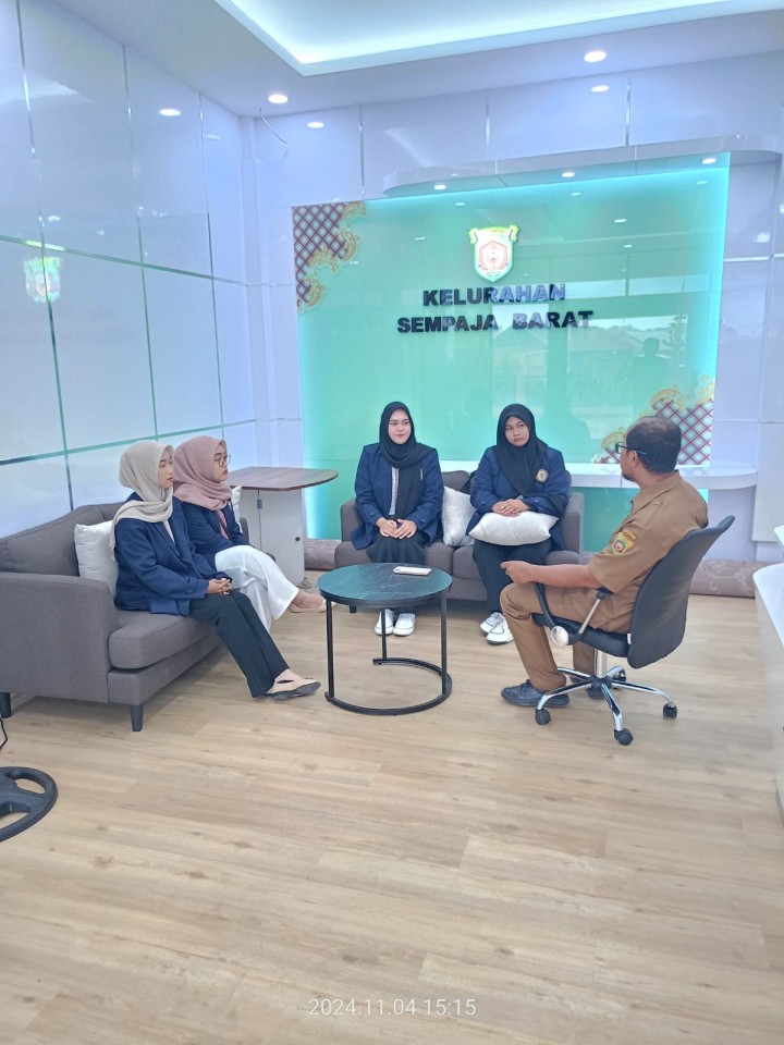 Giat sore, Senin 04 November 2024 Rapat koordinasi dengan Seklur, seluruh Kasi kelurahan, Bendahara dan Pembantu Bendahara dipimpin oleh Lurah & Menerima kunjungan dari Mahasiswa UMKT  Wawancara tentang Analisis Sistem Pelayanan Kependudukan di terima oleh Seklur dan Kasi Tapem.