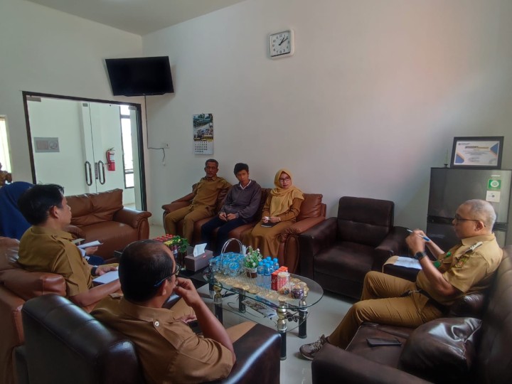 Giat sore, Senin 04 November 2024 Rapat koordinasi dengan Seklur, seluruh Kasi kelurahan, Bendahara dan Pembantu Bendahara dipimpin oleh Lurah & Menerima kunjungan dari Mahasiswa UMKT  Wawancara tentang Analisis Sistem Pelayanan Kependudukan di terima oleh Seklur dan Kasi Tapem.